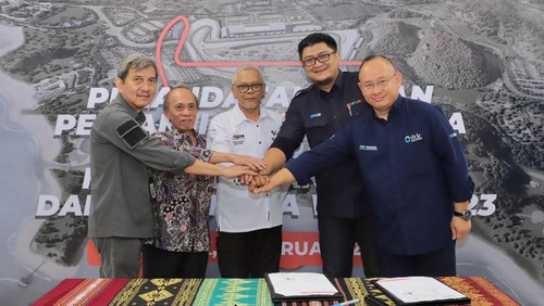 Direktur Utama MGPA Priandhi Satria bersama President Direktor PT. Angkas Pura Logistik Danny P. Thaharsyah menandatangani pengiriman logistik di Sirkuit Mandalika, Kamis (9/2/2023). Foto: IST.