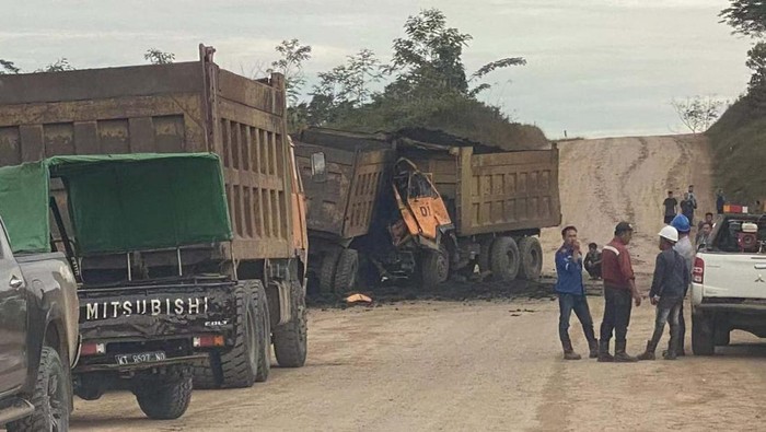 Dua truk muatan batu bara adu banteng di area hauling di Kukar, Kaltim.