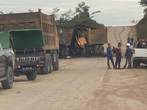 Detik-detik 2 Truk Batu Bara di Kukar Adu Banteng hingga 1 Orang Tewas