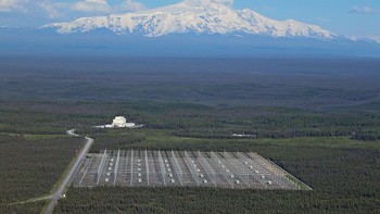Lokasinya berada di utara Gakona, Alaska tepat di sebelah barat Taman Nasional Wrangell-Saint Elias. Ada beberapa fasilitas seperti sebuah bangunan besar, yang dibangun untuk ruang kontrol HAARP, dapur, dan kantor. Beberapa struktur kecil lainnya menampung berbagai instrumen. Foto: US Air Force