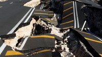 Jalan ini menghubungkan Hatay Turki dan Aleppo Suriah, kini kondisinya rusak parah.  