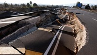 Selain merusak jalan, gempa juga merusak ribuan bangunan di Turki dan Suriah, serta menewaskan lebih dari 15.000 orang.  