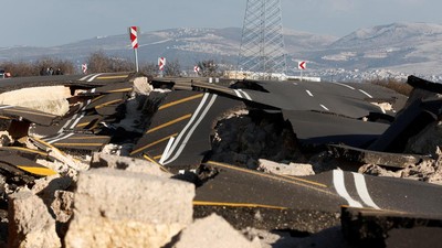 Foto-foto Jalanan Rusak Akibat Gempa Dahsyat Turki