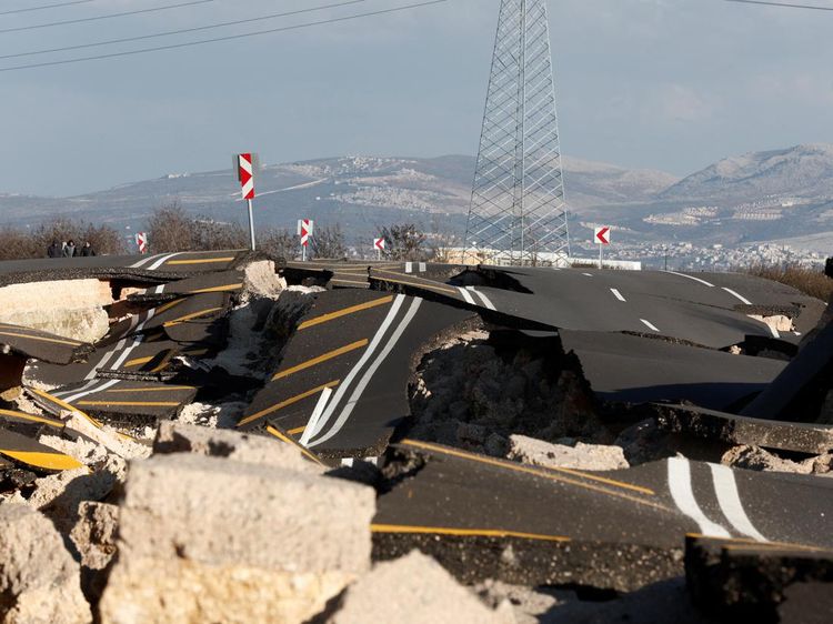 Foto-foto Jalanan Rusak Akibat Gempa Dahsyat Turki