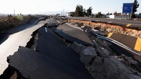 Gempa berkekuatan M 7,8 itu membuat jalan penghubung antara Turki dan Suriah rusak berat.  