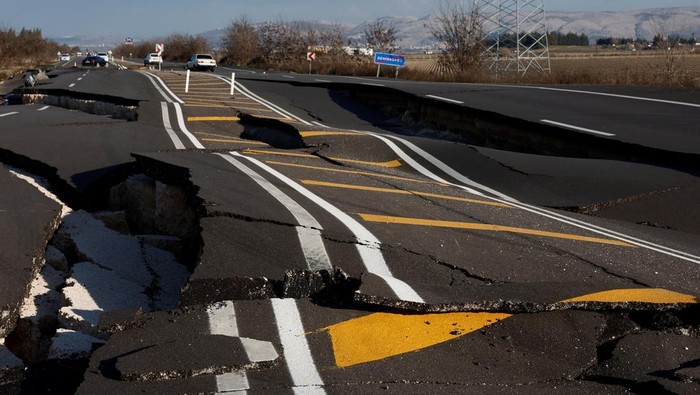 Foto-foto Jalanan Rusak Akibat Gempa Dahsyat Turki A section of earthquake damaged D420 road is seen in Demirkopru, Turkey, February 8, 2023. REUTERS/Benoit Tessier
