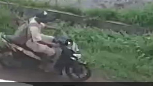 Foto rekaman CCTV yang memperlihatkan terduga pelaku saat membawa kabur sepeda motor di Desa Pulukan, Kecamatan Pekutatan, Kabupaten Jembrana, Kamis (9/2/2022). (IST)