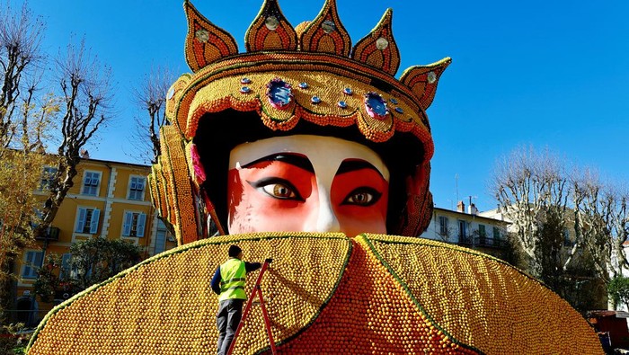 FRANCE-ODDLY/ Workers put the final touches on a sculpture made with lemons and oranges named