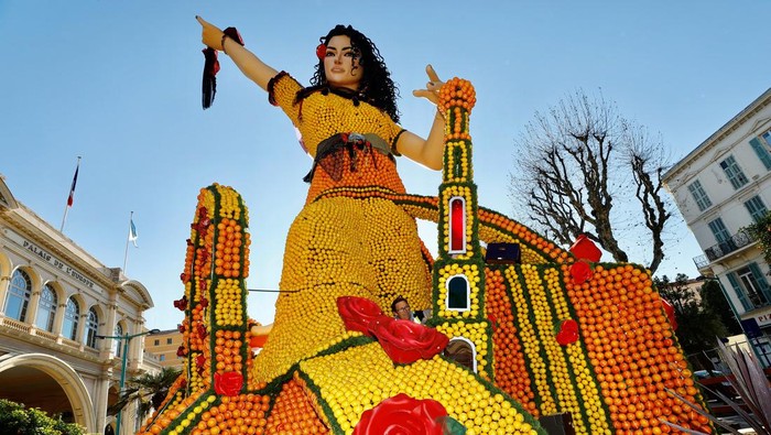 FRANCE-ODDLY/ Workers put the final touches on a sculpture made with lemons and oranges named