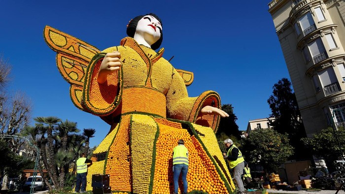 FRANCE-ODDLY/ Workers put the final touches on a sculpture made with lemons and oranges named