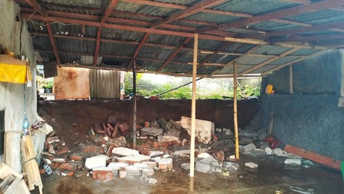 Garasi yang jebol akibat hujan deras milik I Nengah Darmayasa yang ada di wilayah Desa Besakih kini di pasang penyangga dari bambu agar atap tidak ikut roboh pada Kamis (9/2/2023). (istimewa)