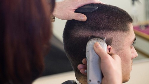 Contoh gaya rambut yang cocok untuk pria Indonesia.