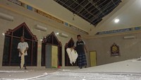 Petugas membersihkan puing-puing plafon yang jatuh akibat gempa sebelum dilaksanakan salat subuh di Masjid Nurul Amin, Dok V Yapis Jayapura, Papua, Kamis (09/02/2023).