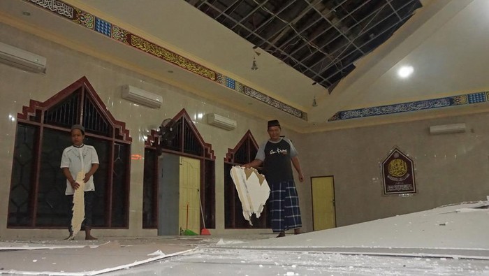 Petugas membersihkan puing-puing plafon sebelum dilaksanakan sholat subuh di Masjid Nurul Amin, Dok V Yapis Jayapura, Papua, Kamis (9/2/2023). BMKG wilayah V Jayapura mendata sejak Senin (2/1/2023) hingga Kamis (9/2/2023) telah terjadi gempa bumi di wilayah sekitar Kota Jayapura sebanyak 1.042 kali dan 116 diantaranya dapat dirasakan masyarakat.