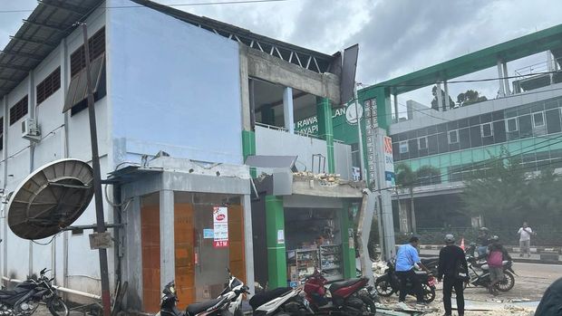 Gempa mengguncang Jayapura pada 9 Februari 2023. Empat orang tewas, sejumlah bangunan rusak. Pihak BMKG melaporkan penyebab gempa dengan kekuatan M 5,4 itu.