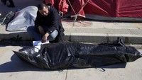 Tangis warga pecah di setiap lokasi yang terdampak gempa. Mereka menangisi kepersian keluarga untuk selama-lamanya akibat gempa. AP Photo/Khalil Hamra.