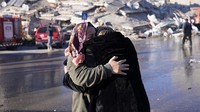 Tidak hanya keluarga, banyak warga yang juga kehilangan tempat tinggal akibat gempa dahsyat tersebut. AP Photo/Hussein Malla.