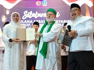 Ulama Besar Turki Angkat Khofifah Saudara dan Hadiahkan 6 Jilid Kitab Tafsir