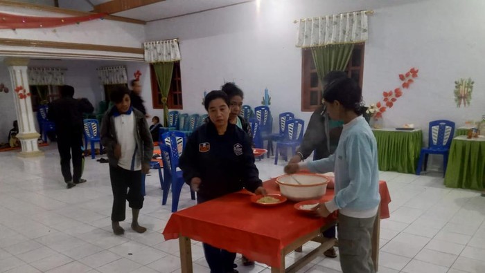Gunung Karangetang berstatus siaga membuat warga mengungsi.