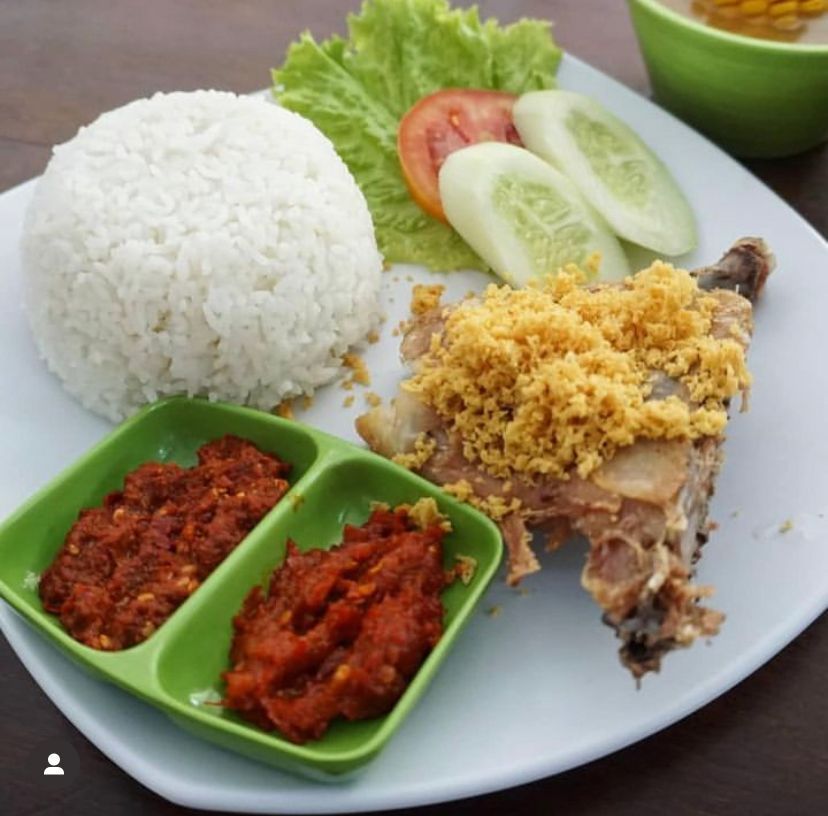 Gurih Nagih! 5 Ayam Kampung Goreng Plus Kremesan dan Sambal Terasi