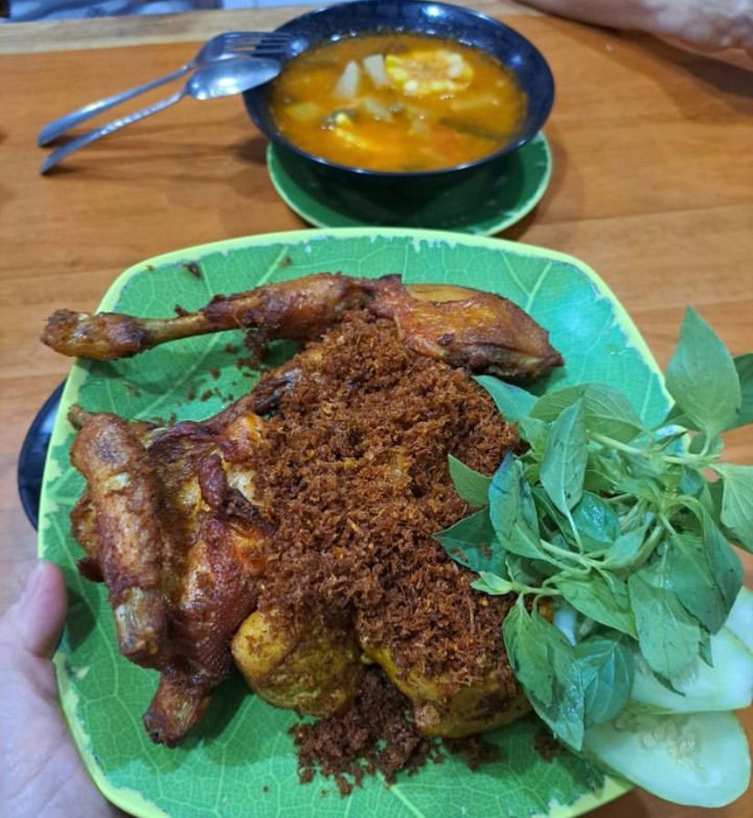 Gurih Nagih! 5 Ayam Kampung Goreng Plus Kremesan dan Sambal Terasi