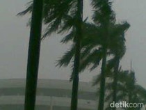 Video Dampak Angin Puting Beliung di Bekasi Utara: 65 Rumah Rusak-1 Warga Luka