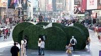 Penampakan Instalasi Loves h|Edge yang berada di Times Square, New york, Rabu (8/2/2023).