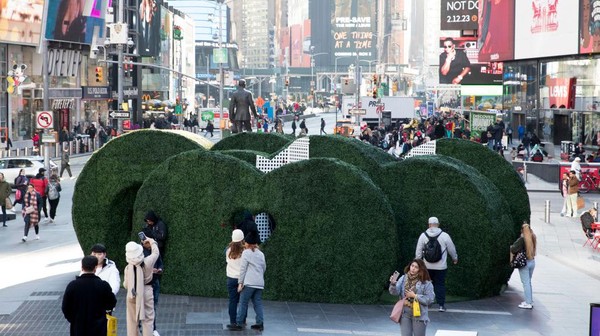 Penampakan Instalasi Loves h|Edge yang berada di Times Square, New york, Rabu (8/2/2023).
