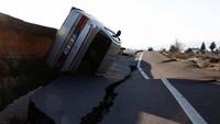 Jalan Raya D420 di Demirkopru, Turki, ini rusak setelah diguncang gempa.