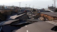 Bagian jalan D420 yang rusak akibat gempa terlihat di Demirkopru, Turki, Rabu (8/2/2023).