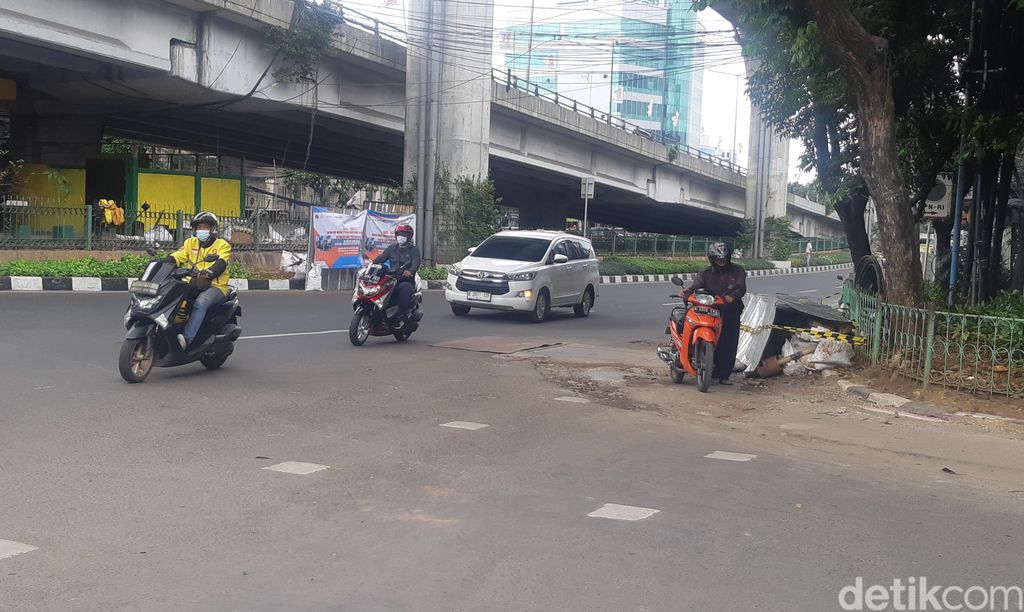 Jl Kuningan Barat, Jaksel, masih ada proyek galian kabel fiber optik, 9 Februari 2023. (Danu Damarjati/detikcom)