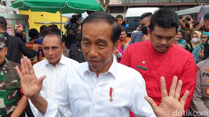 Jokowi didampingi Bobby dan Edy Rahmayadi saat memberikan keterangan ke wartawan di Pasar Bakti Medan.