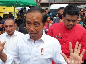 Diapit Edy-Bobby, Jokowi Sindir Kepala Daerah Cek Pasar Tiap Minggu