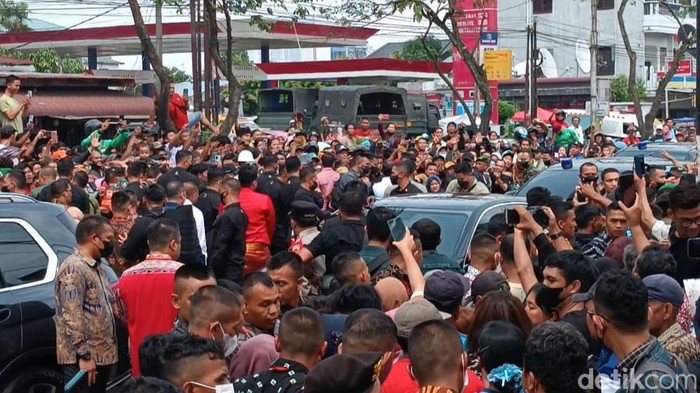 Jokowi saat dikepung lautan manusia di Pasar Halat Medan (Goklas/detikSumut)
