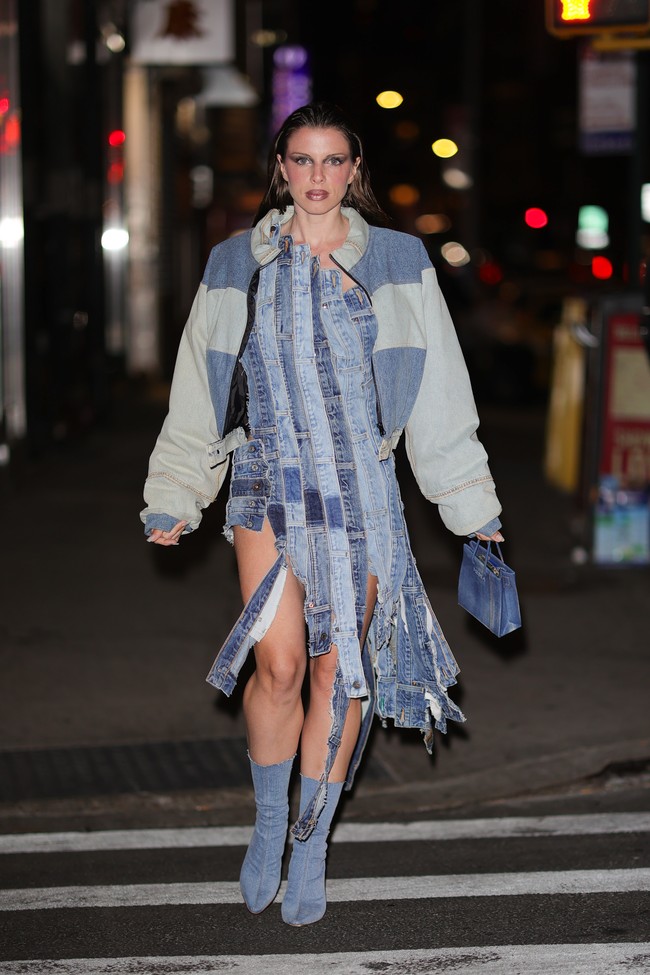Bintang Uncut Gems ini kemudian melengkapi gaya denim-on-denim ini dengan rok mini, sepatu boots, dan tas. Tidak ketinggalan bomber jacket dari denim. (Foto: Rachpoot/Bauer-Griffin/GC Images)