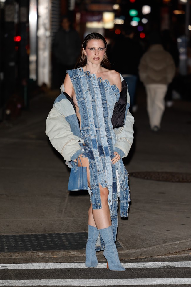 Foto-foto hasil jepretan paparazi memperlihatkan Julia Fox berjalan di salah satu sudut New York City dengan gaun denim yang eksentrik. Gaun tersebut tampak terbuat dari gabungan beberapa bagian lingkar pinggang jeans. (Foto: Rachpoot/Bauer-Griffin/GC Images)