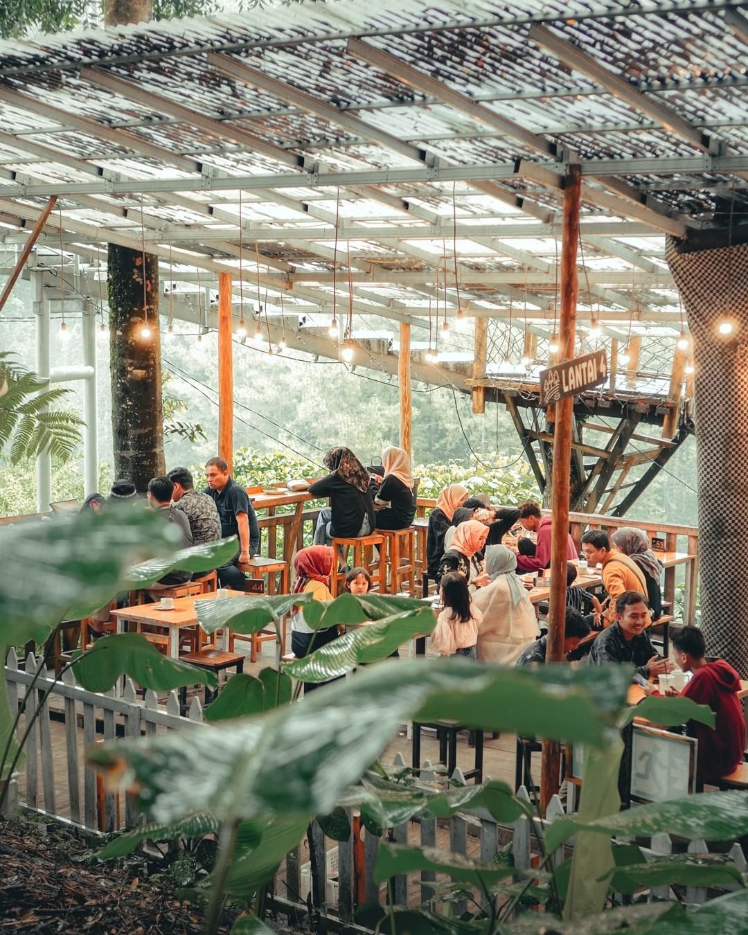 Kafe di tengah hutan yang asri dan sejuk.