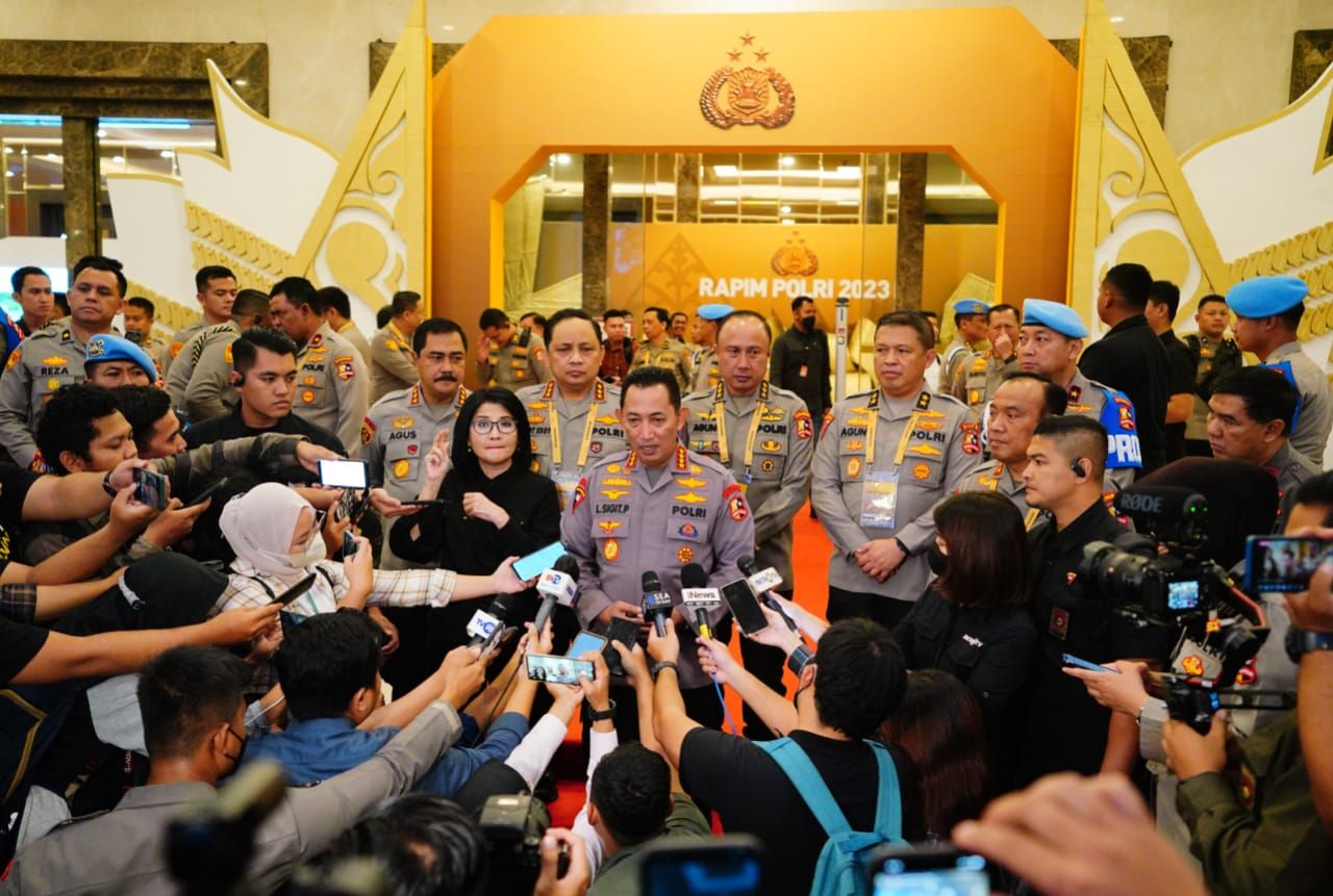 Kapolri Jenderal Listyo Sigit Prabowo memastikan kepolisian mengawal seluruh kebijakan pemerintah hingga menjaga situasi keamanan dan ketertiban masyarakat. (dok Polri)