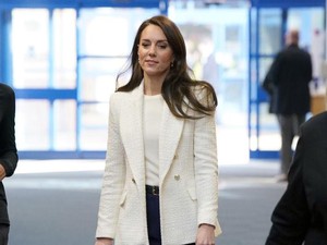 Gaya Kate Middleton Pakai Blazer High-Street Harga Terjangkau, Tetap Berkelas
