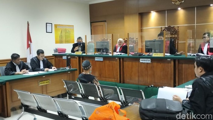 Kedua penyedia tablet dari dana BOS Afirmasi untuk SMP negeri di Pandeglang didakwa melakukan perbuatan korupsi yang merugikan negara Rp 1,6 miliar. (Bahtiar R/detikcom)