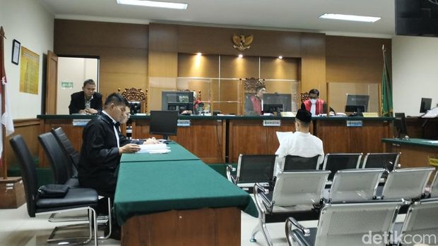 Kedua penyedia tablet dari dana BOS Afirmasi untuk SMP negeri di Pandeglang didakwa melakukan perbuatan korupsi yang merugikan negara Rp 1,6 miliar. (Bahtiar R/detikcom)