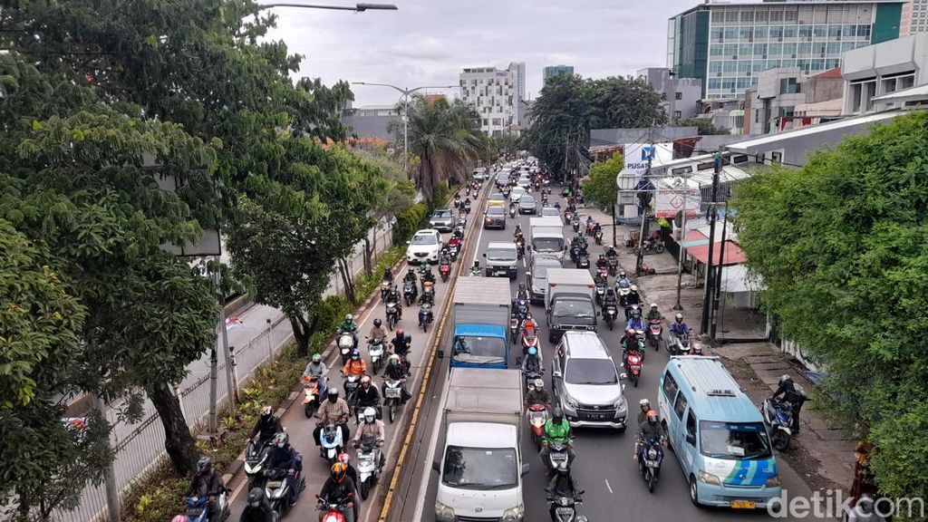 Jalan Daan Mogot Jakbar Macet, Kendaraan Terobos Jalur TransJakarta