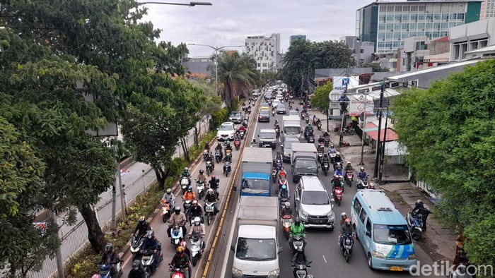 Kemacetan di Jl Daan Mogot (Ilham Oktafian/detikcom)