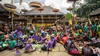 Para peserta ini berjalan dengan riasan menakutkan dan berwajah seram, menggunakan beraneka warna yang menghiasi tubuh dan wajah mereka, termasuk juga pernak-pernik agar mereka tampil seram.  