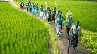 Warga berkeliling kampung dengan memakai riasan warna-warni saat ritual Ngerebeg di Desa Tegallalang, Gianyar, Bali, Rabu (8/2/2023).  