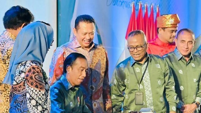 Ketua MPR RI Bambang Soesatyo mendorong pemerintah untuk segera menerbitkan peraturan hak cipta jurnalistik (publisher rights).