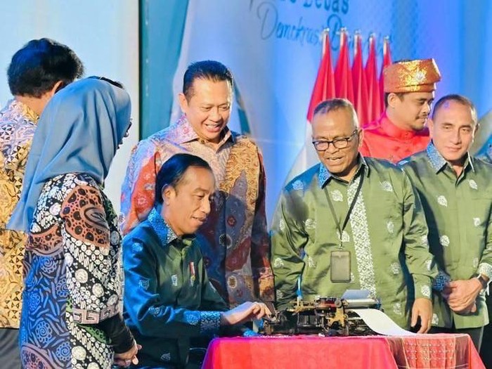 Ketua MPR RI Bambang Soesatyo mendorong pemerintah untuk segera menerbitkan peraturan hak cipta jurnalistik (publisher rights).