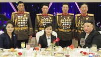 Laporan kantor berita Korean Central News Agency (KCNA) menyebut Kim Jong Un mengunjungi sejumlah barak militer bersama putrinya, Kim Ju Ae, dan pada Selasa (7/2) malam, memberikan pidato penyemangat untuk tentara-tentara Korut dalam sebuah jamuan makan malam.  