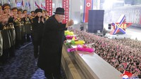 Dalam peringatan itu Kim Jong Un mengunjungi langsung tentara Korut dan memuji kekuatan tak terbatas dari militer negaranya yang bersenjatakan nuklir.  