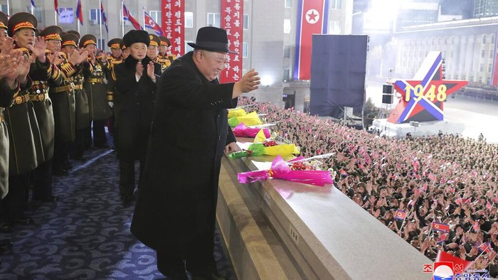 Kim Jong Un Ajak Putrinya Tengok Parade Militer Korea Utara In this photo provided by the North Korean government, North Korean leader Kim Jong Un, center left, with his daughter attends a military parade to mark the 75th founding anniversary of the Korean Peopleβs Army on Kim Il Sung Square in Pyongyang, North Korea Wednesday, Feb. 8, 2023. Independent journalists were not given access to cover the event depicted in this image distributed by the North Korean government. The content of this image is as provided and cannot be independently verified. Korean language watermark on image as provided by source reads: